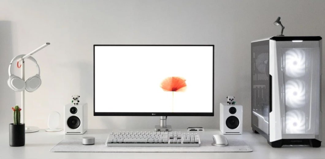 3 Minimalist Desk Setups - Alletron